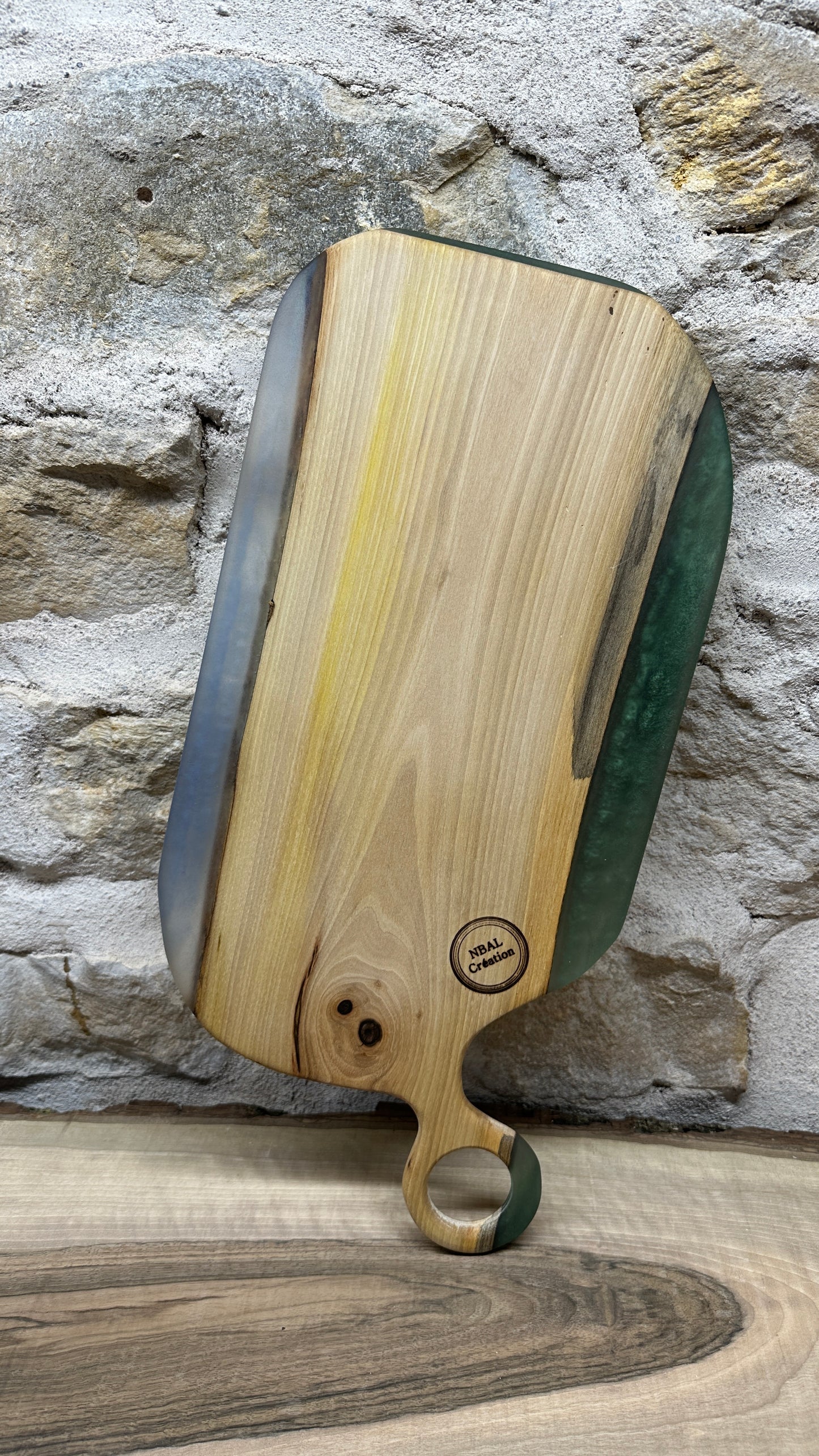Planches apéritives en noyer / résine époxy