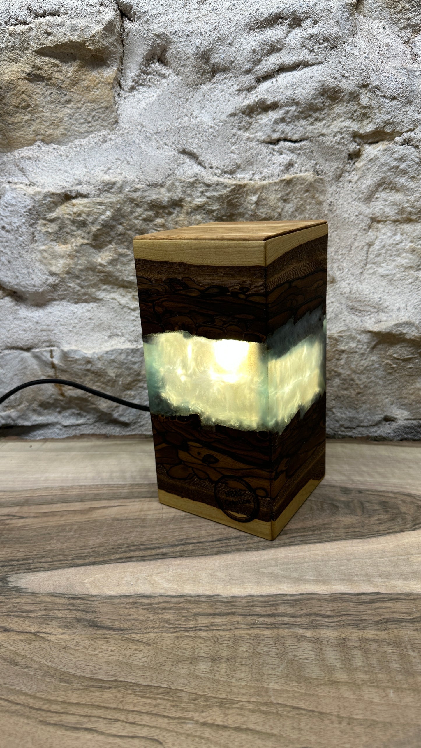 Lampe noyer/résine époxy