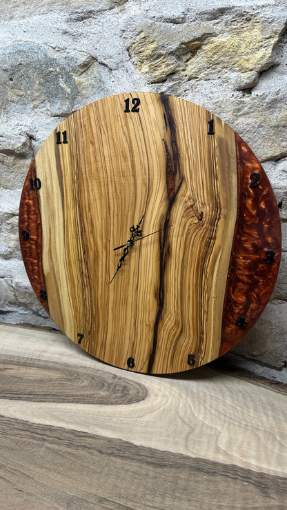horloge en olivier et résine époxy