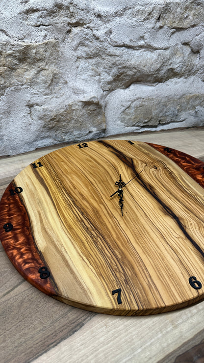 horloge en olivier et résine époxy