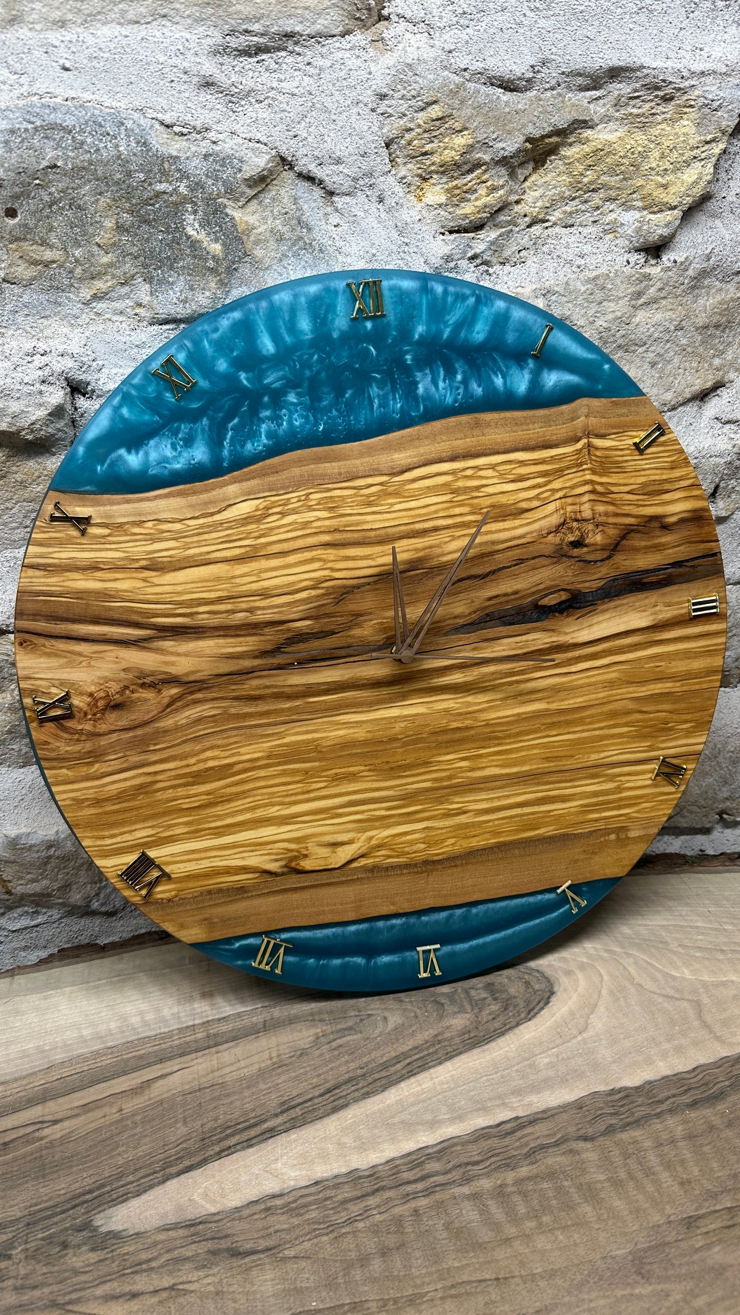 horloge en olivier et résine époxy