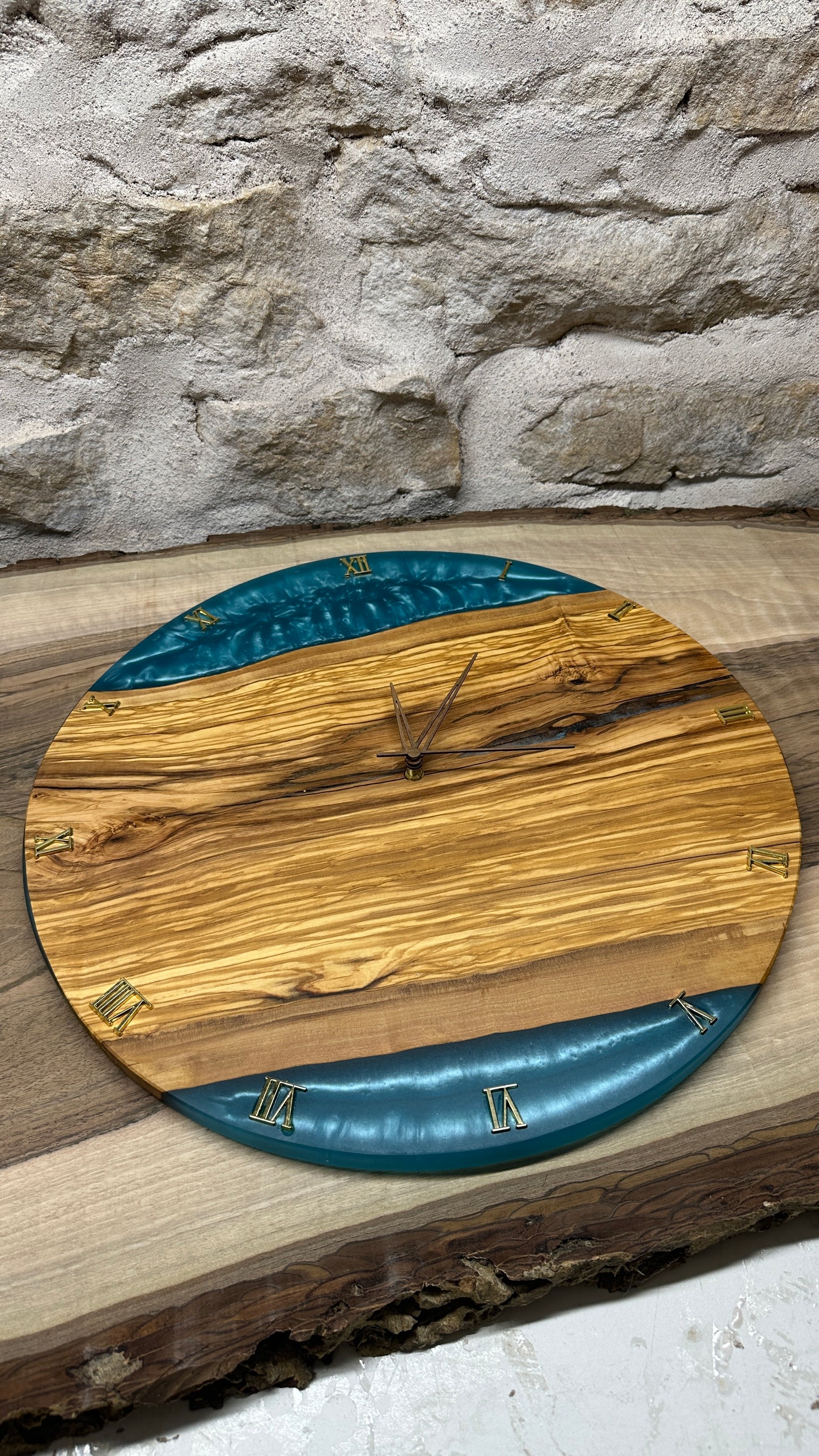 horloge en olivier et résine époxy