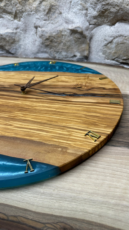 horloge en olivier et résine époxy