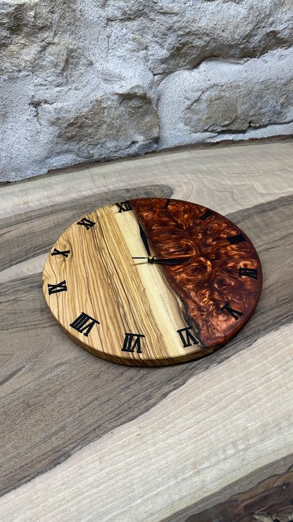 horloge en olivier et résine époxy