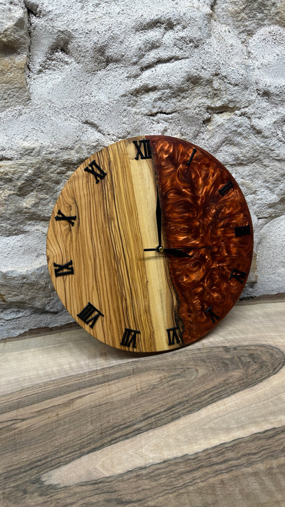horloge en olivier et résine époxy
