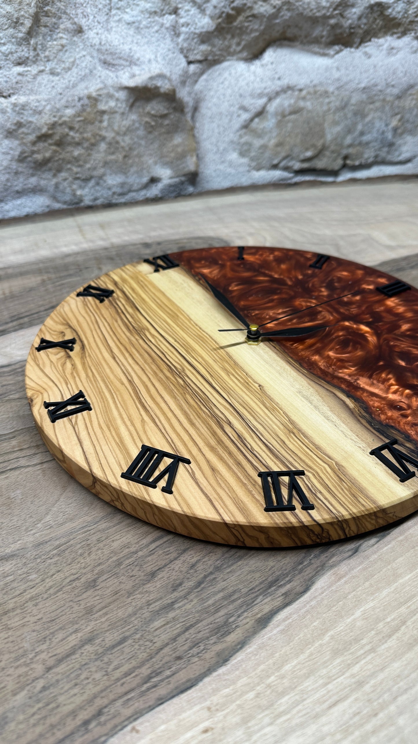 horloge en olivier et résine époxy