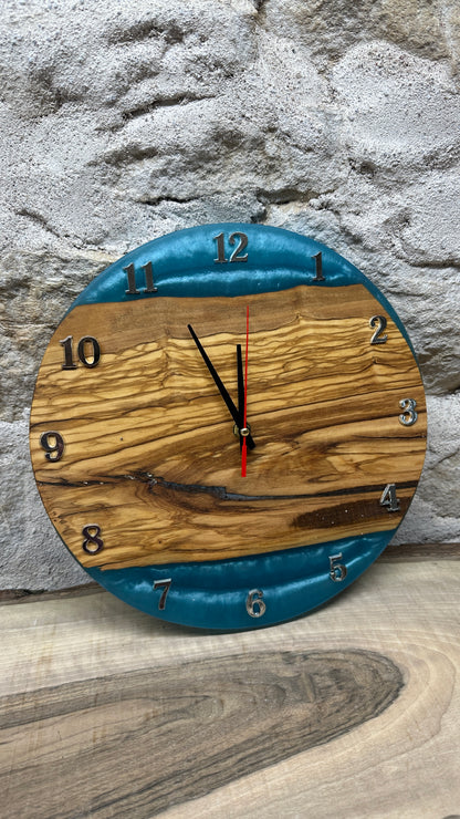 horloge en olivier et résine époxy