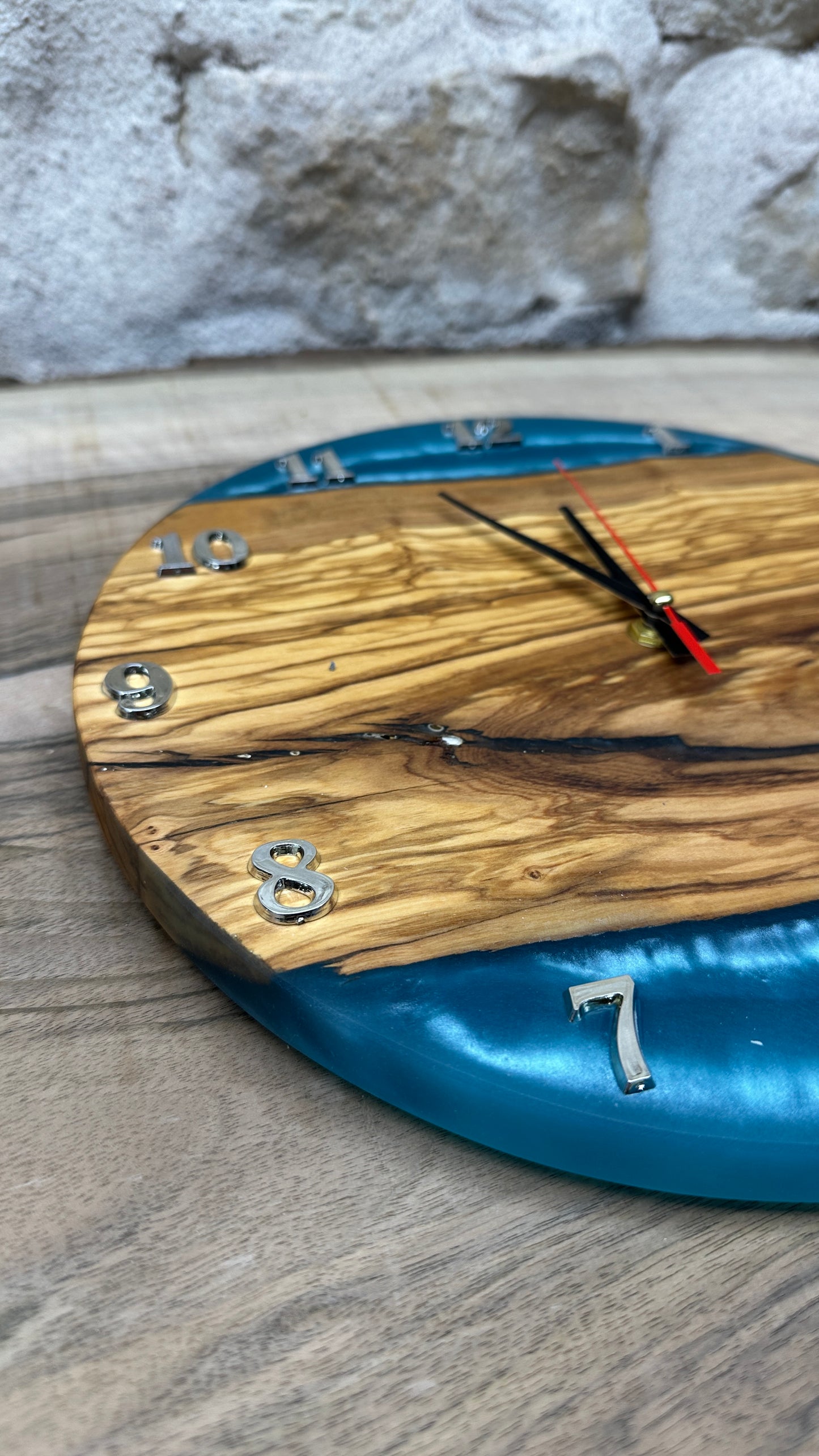 horloge en olivier et résine époxy