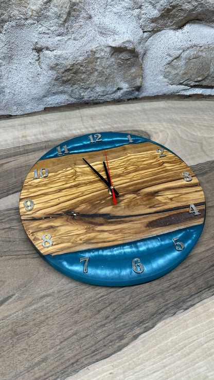 horloge en olivier et résine époxy