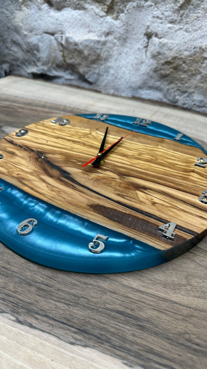 horloge en olivier et résine époxy