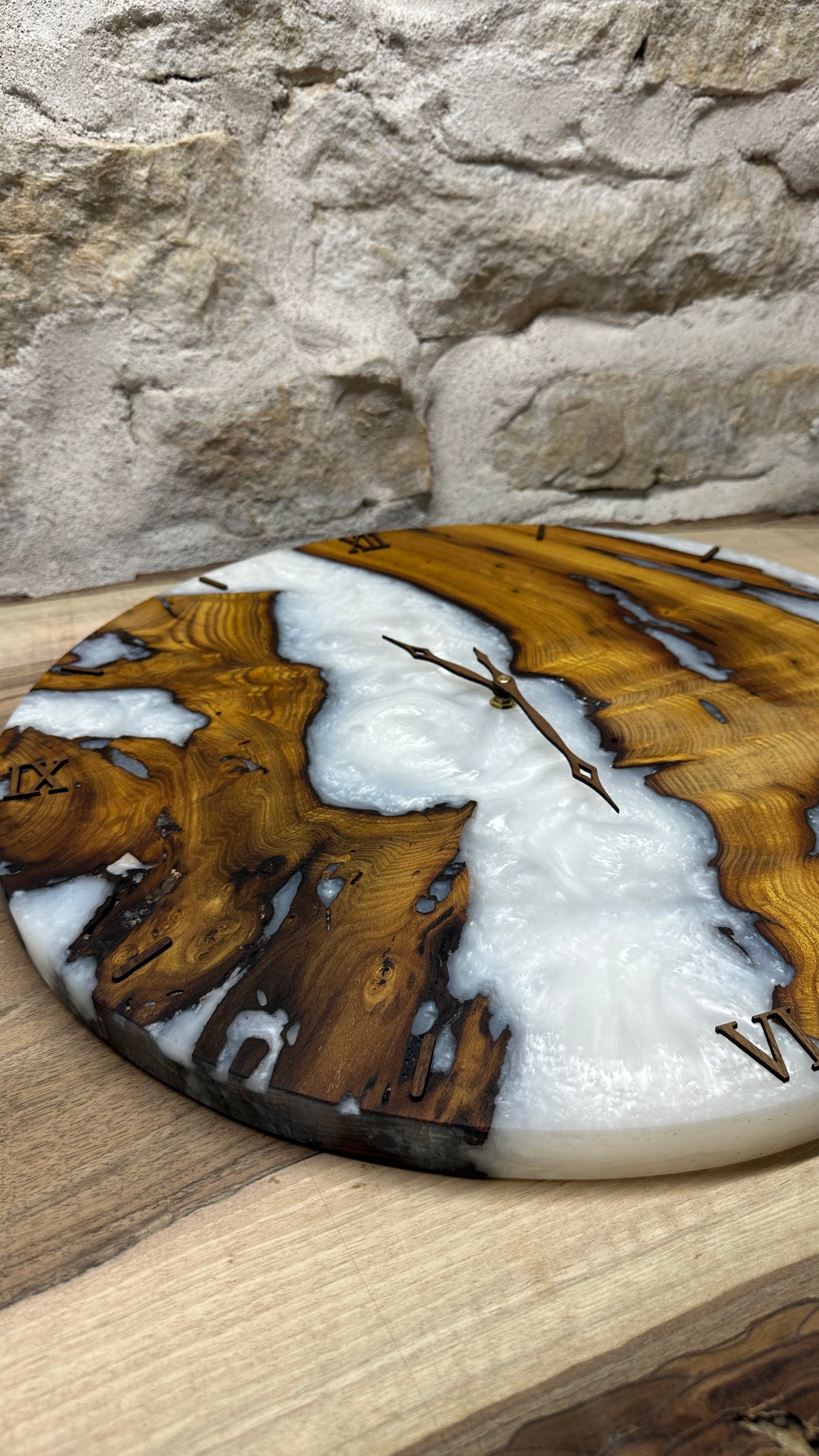 horloge en murier et résine époxy