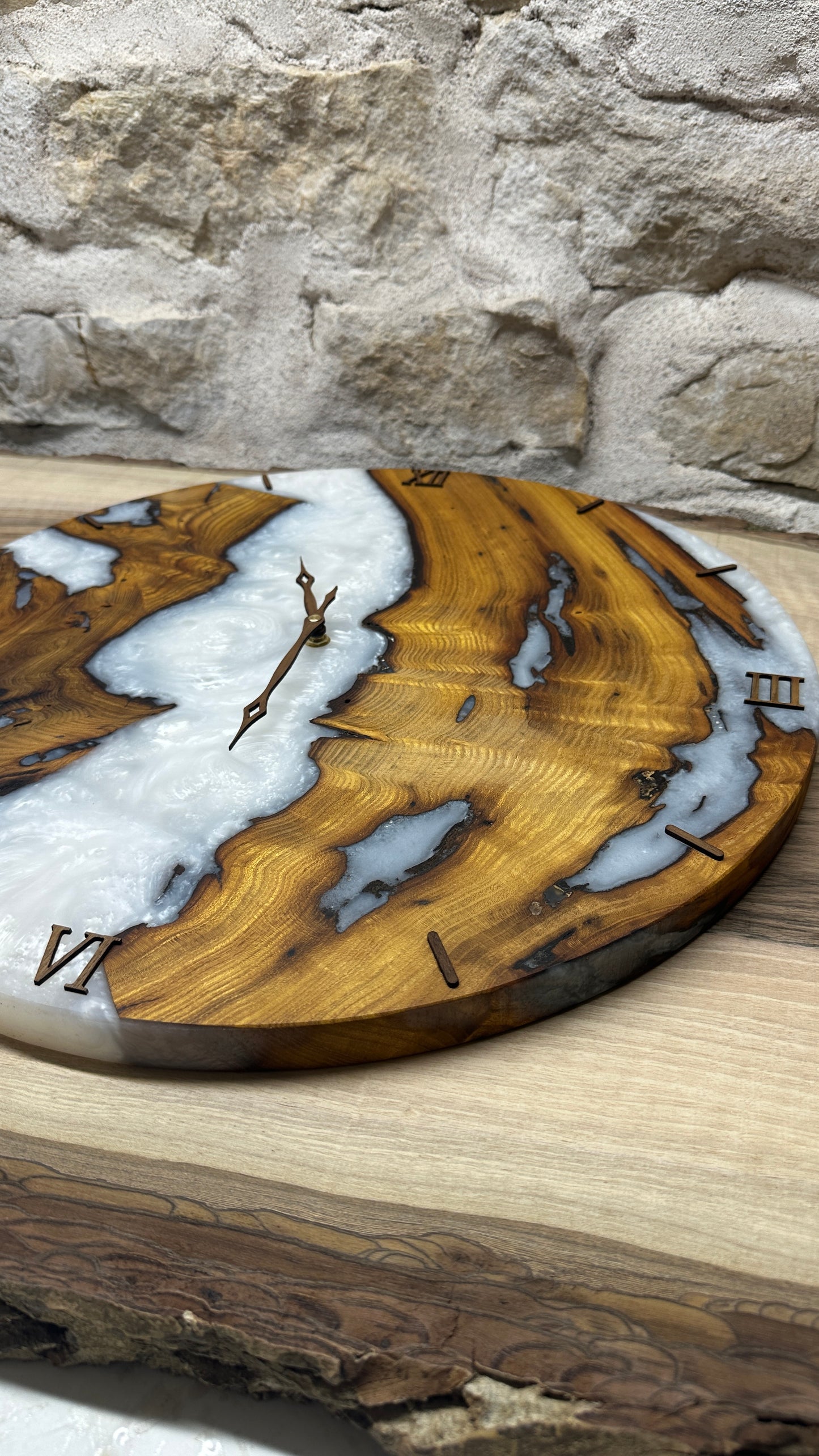 horloge en murier et résine époxy