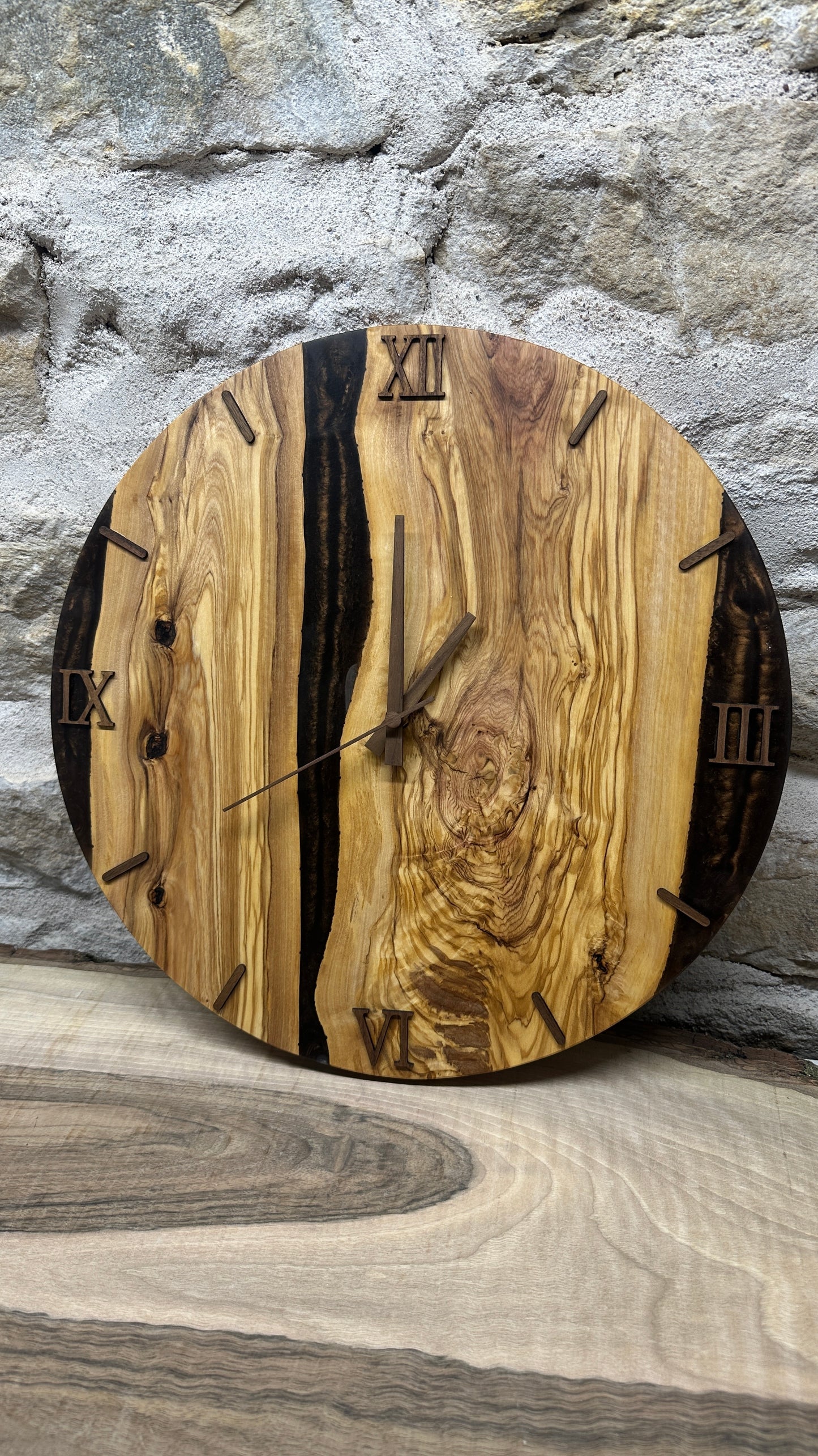 horloge en olivier et résine époxy
