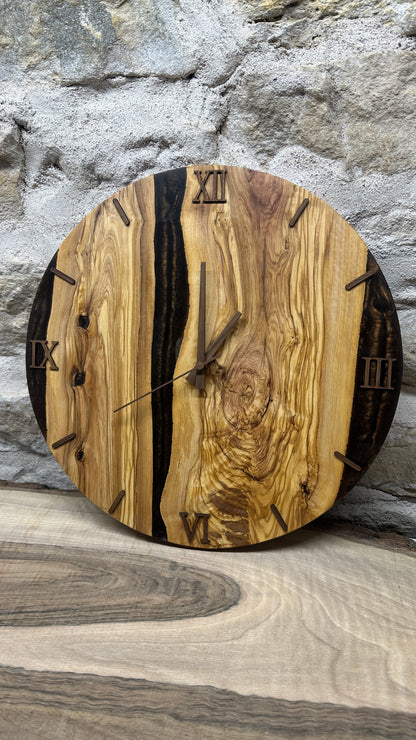 horloge en olivier et résine époxy