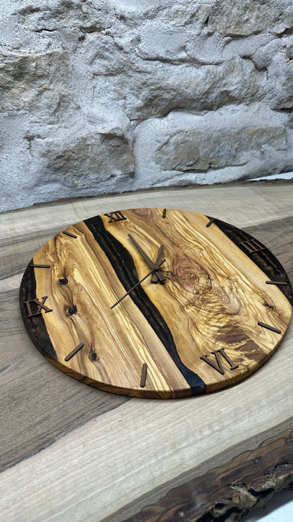 horloge en olivier et résine époxy