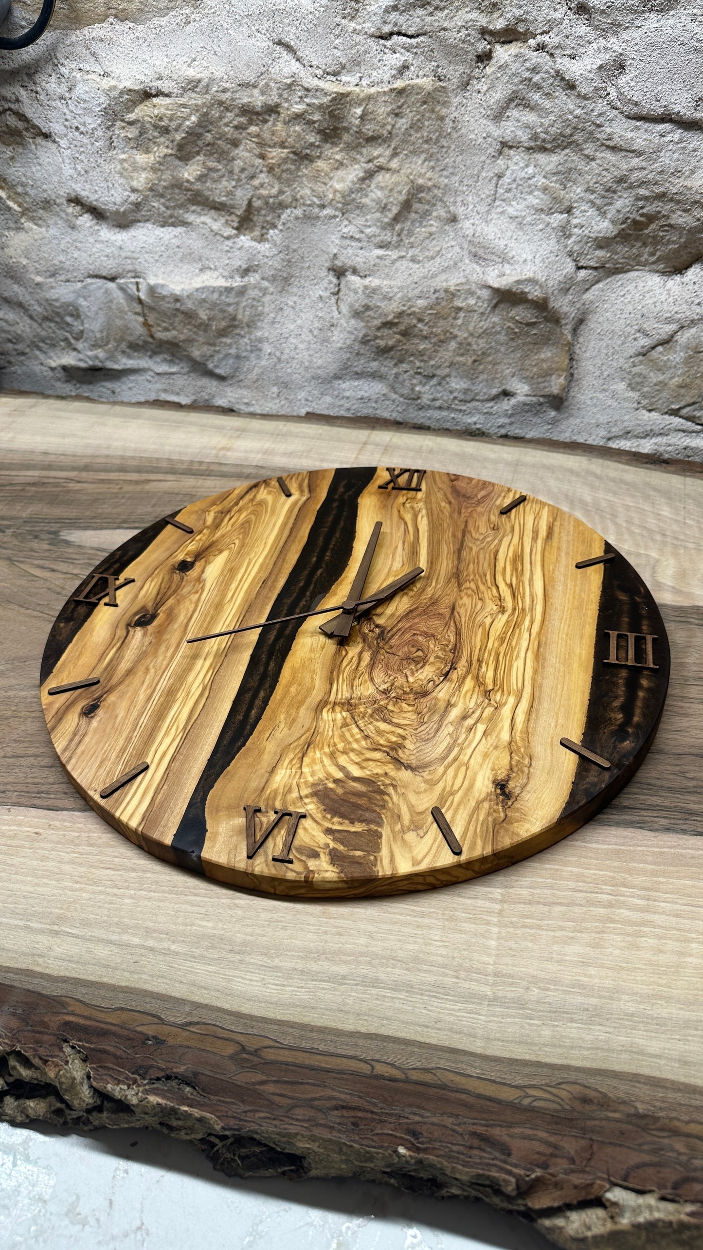 horloge en olivier et résine époxy