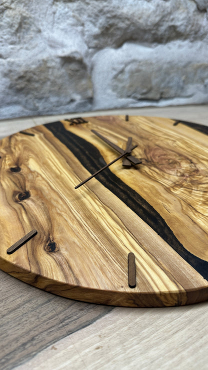 horloge en olivier et résine époxy