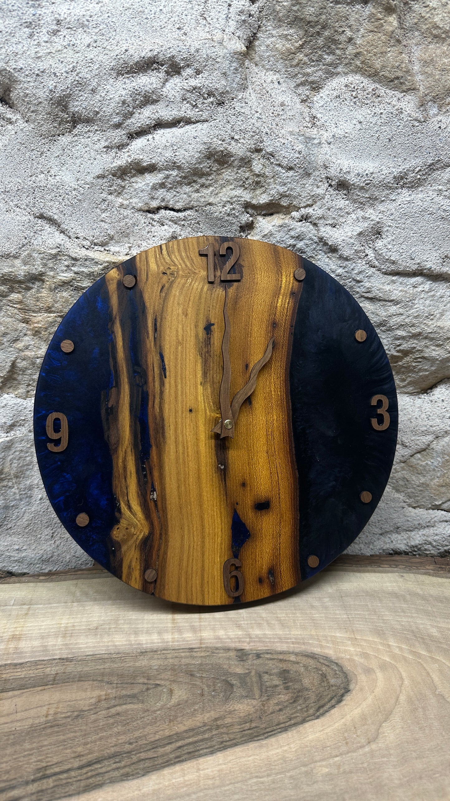 horloge en murier et résine époxy