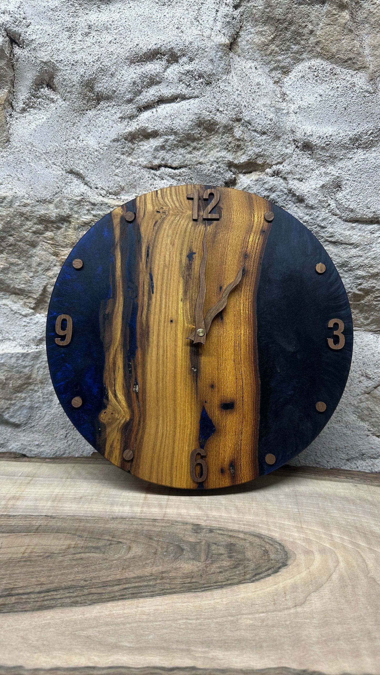 horloge en murier et résine époxy