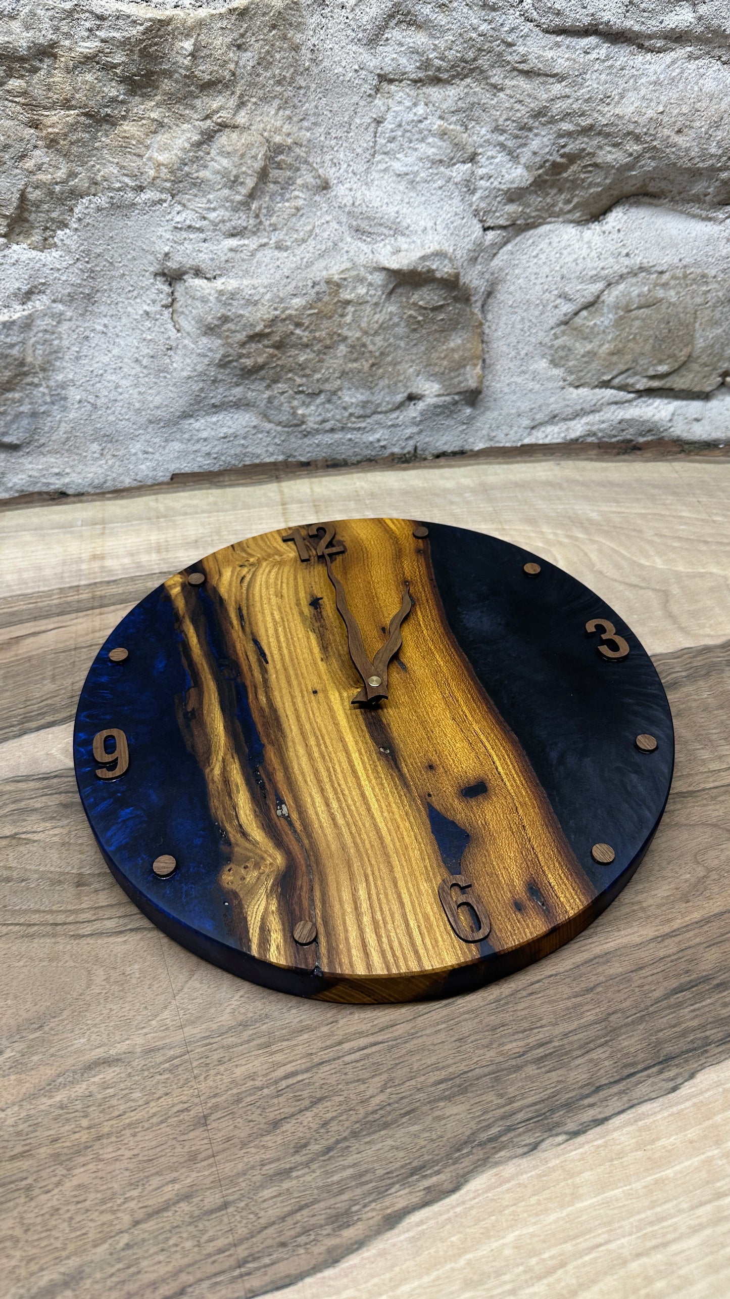 horloge en murier et résine époxy