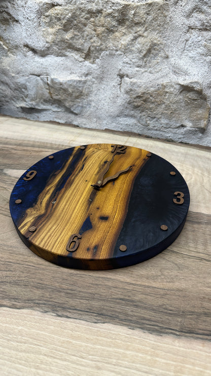 horloge en murier et résine époxy